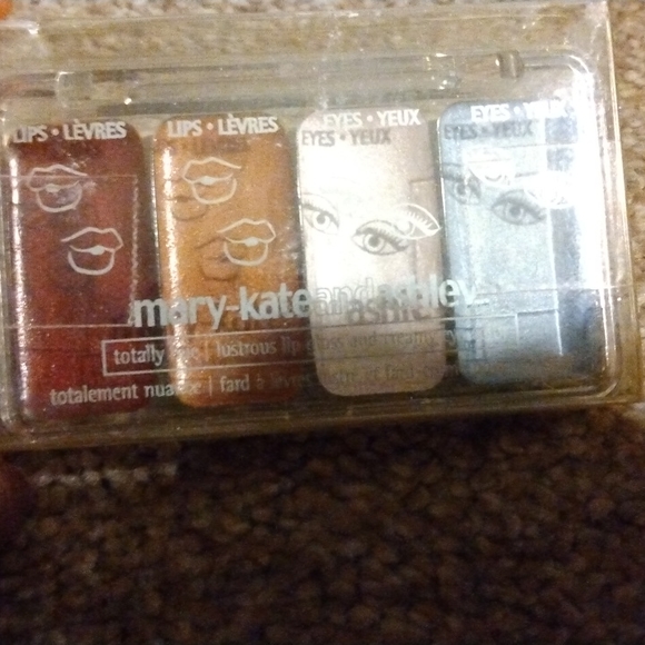 Olsen Twins Kit - Picture 1 of 2